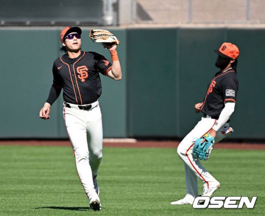 [OSEN=스코츠데일(미국 애리조나주), 이대선 기자] 2일(한국시간) 미국 애리조나주 스코츠데일 스타디움에서 2024 메이저리그 시범경기 샌프란시스코 자이언츠와 텍사스 레인저스의 경기가 진행됐다.4회초 1사에서 샌프란시스코 자이언츠 이정후가 텍사스 레인저스 데이비스 웬젤의 타구를 처리하고 있다. 2024.03.02 /sunday@osen.co.kr