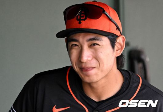 [OSEN=스코츠데일(미국 애리조나주), 이대선 기자] 28일(한국시간) 미국 애리조나주 스코츠데일 스타디움에서 2024 메이저리그 시범경기 샌프란시스코 자이언츠와 시애틀 매리너스의 경기가 진행됐다.경기에 앞서 샌프란시스코 자이언츠 이정후가 더그아웃에서 미소 짓고 있다. 2024.02.28 /sunday@osen.co.kr