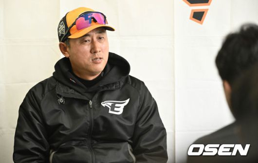[OSEN=오키나와(일본), 조은정 기자] 한화 류현진이 1일 일본 오키나와 고친다구장에서 진행된 한화이글스 스프링캠프에서 라이브 피칭 예정이었으나 우천으로 지연됐다.한화 최원호 감독이 취재진과 인터뷰를 하고 있다. 2024.03.01/cej@osen.co.kr