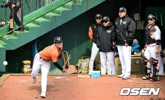 [OSEN=대전, 최규한 기자] 1회초 한화 선발 류현진이 공을 교체하고 있다. 2024.03.07 / dreamer@osen.co.kr