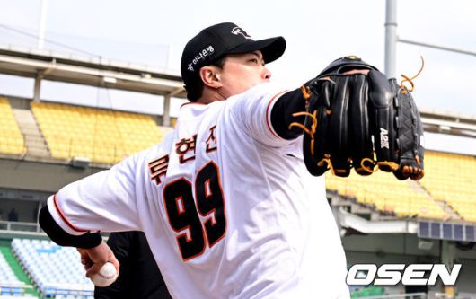 [OSEN=대전, 최규한 기자] 한화 선발 문동주가 피칭을 앞두고 몸을 풀고 있다. 2024.03.07 / dreamer@osen.co.kr