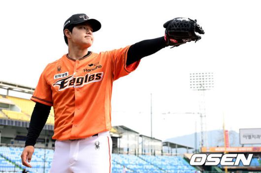 [OSEN=대전, 최규한 기자] 평가전을 앞두고 한화 선발 류현진과 문동주가 불펜에서 몸을 풀고 있다. 2024.03.07 / dreamer@osen.co.kr