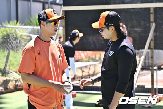 [OSEN=멜버른(호주), 박준형 기자]윤규진 코치가 김범수와 이야기를 나누고 있다. 2024.02.03 / soul1014@osen.co.kr