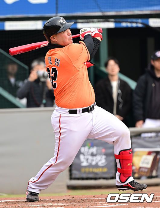 [OSEN=대전, 최규한 기자] 프로야구 한화 이글스가 2024 시즌을 앞두고 7일 대전 한화생명이글스파크에서 자체 평가전을 가졌다.2회초 한화 이재원이 선발 류현진을 상대로 희생플라이 타점을 올리고 있다. 2024.03.07 / dreamer@osen.co.kr