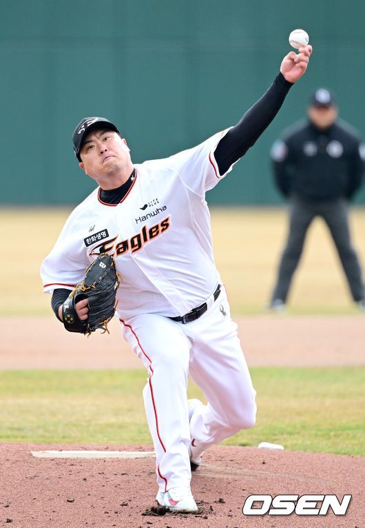 [OSEN=대전, 최규한 기자] 프로야구 한화 이글스가 2024 시즌을 앞두고 7일 대전 한화생명이글스파크에서 자체 평가전을 가졌다.1회초 한화 선발 류현진이 힘차게 공을 뿌리고 있다. 2024.03.07 / dreamer@osen.co.kr