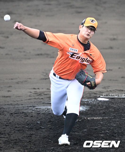 [OSEN=오키나와(일본), 조은정 기자]26일 일본 오키나와 온나손 아카마 구장에서 삼성 라이온즈와 한화 이글스의 연습경기가 열렸다.4회말 한화 김서현이 힘차게 공을 던지고 있다. 2024.02.26 /cej@osen.co.kr