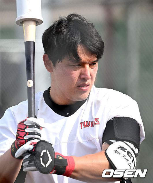 [OSEN=스코츠데일(미국 애리조나주), 이대선 기자] 26일(한국시간) 미국 애리조나주 스코츠데일에 위치한 인디언 스쿨 파크 베이스볼 필드에서 LG 트윈스의 스프링캠프가 진행됐다.LG 박동원이 타격 훈련을 하고 있다. 2024.02.26 /sunday@osen.co.kr