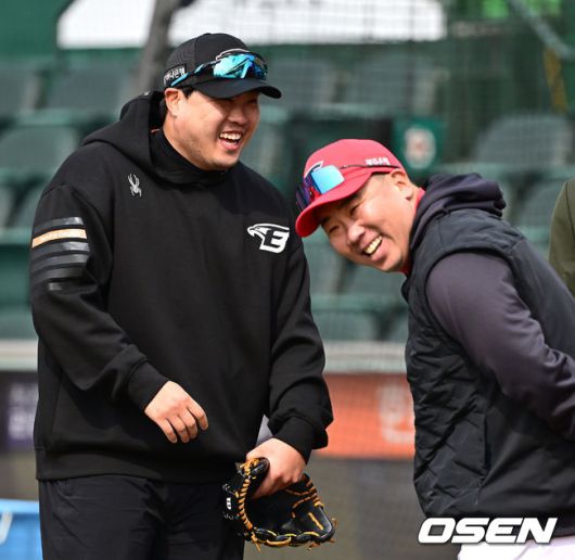 [OSEN=대전, 최규한 기자]경기를 앞두고 한화 류현진과 KIA 이범호 감독이 인사를 나누고 있다. 2024.03.10 / dreamer@osen.co.kr