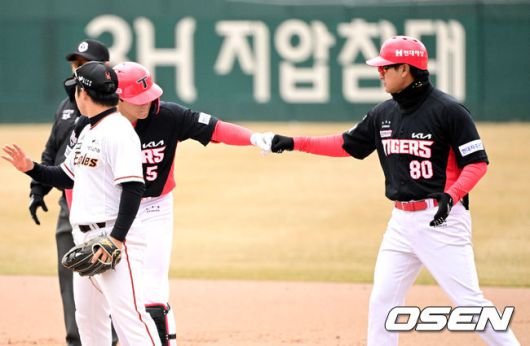 [OSEN=대전, 최규한 기자] 12일 대전 한화생명이글스파크에서 ‘2024 신한 SOL Bank KBO리그’ 시범경기 한화 이글스와 KIA 타이거즈의 경기가 열렸다.1회초 1사 2루 상황 KIA 김도영이 선제 1타점 적시타를 날리고 1루에 안착해 기뻐하고 있다. 2024.03.12 / dreamer@osen.co.kr