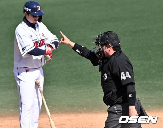 [OSEN=이천, 조은정 기자]9일 이천 베어스파크에서 ‘2024 신한은행 SOL KBO리그’ 두산 베어스와 키움 히어로즈의 시범경기가 열렸다.4회말 2사 유덕형 심판이 키움 투수 전준표를 향해 피치클락 위반을 경고하고 있다. 2024.03.09 /cej@osen.co.kr