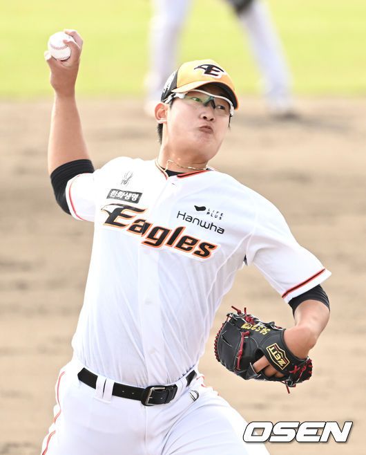 [OSEN=오키나와(일본), 조은정 기자]28일 일본 오키나와현 고친다 구장에서 한화 이글스와 KT 위즈의 스프링캠프 연습경기가 열렸다.김서현이 힘차게 공을 던지고 있다. 2024.02.28 /cej@osen.co.kr