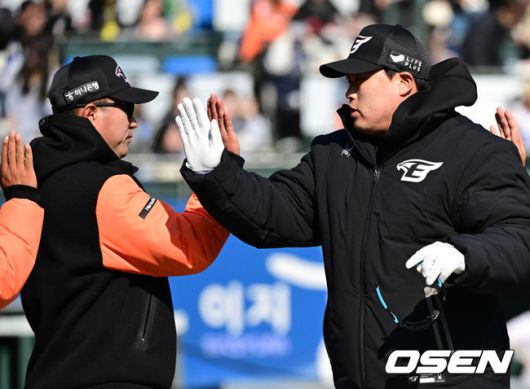 [OSEN=대전, 최규한 기자] ‘돌아온 괴물’ 류현진 효과로 9년 만에 시범경기 매진을 이룬 한화 이글스가 1만2000명 만원 관중들에게 승리를 선사했다.한화는 9일 대전 한화생명이글스파크에서 열린 2024 KBO리그 시범경기 개막전에서 삼성 라이온즈를 6-2로 꺾었다.경기를 마치고 한화 최원호 감독과 류현진이 인사를 나누고 있다. 2024.03.09 / dreamer@osen.co.kr