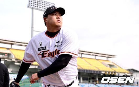 [OSEN=대전, 최규한 기자] 프로야구 한화 이글스가 2024 시즌을 앞두고 7일 대전 한화생명이글스파크에서 자체 평가전을 가졌다.3회초 투구를 앞두고 한화 류현진이 몸을 풀고 있다. 2024.03.07 / dreamer@osen.co.kr
