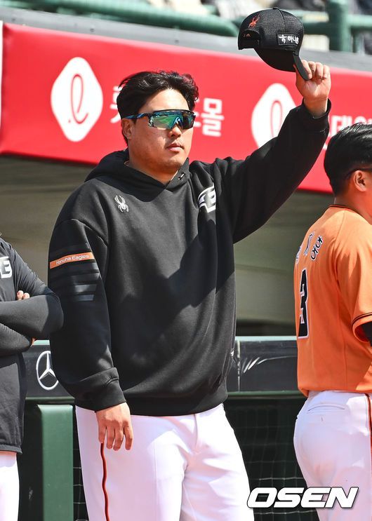 [OSEN=부산, 이석우 기자]한화 이글스 류현진이 롯데 더그아웃을 향해 인사하고 있다. 2024.03.16 / foto0307@osen.co.kr