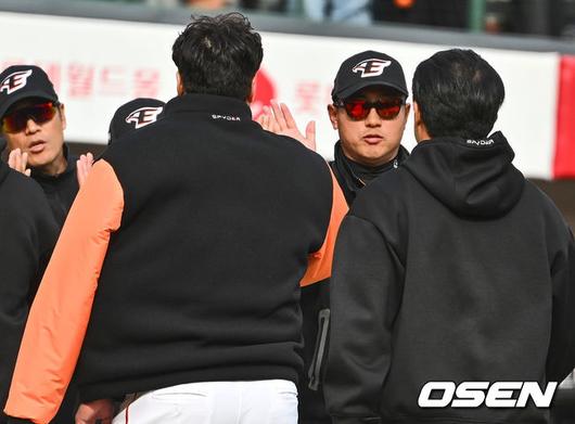 [OSEN=부산, 이석우 기자]한화 이글스 최원호 감독이 롯데에 14-2로 대승하고 류현진과 하이파이브를 하고 있다. 2024.03.17 / foto0307@osen.co.kr