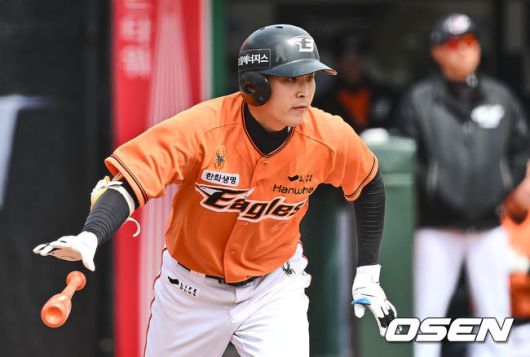 [OSEN=부산, 이석우 기자]한화 이글스 정은원이 2회초 1사 2루 우전 안타를 치고 있다. 2024.03.17 / foto0307@osen.co.kr