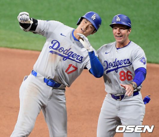[OSEN=고척돔, 지형준 기자] 20일 오후 서울 고척스카이돔에서‘MLB 월드투어 서울 시리즈’LA 다저스와 샌디에이고 파드리스의 경기가 열렸다. 8회초 1사 1, 2루 오타니가 1타점 적시타를 친 후 환호하고 있다. 2024.03.20 /jpnews@osen.co.kr