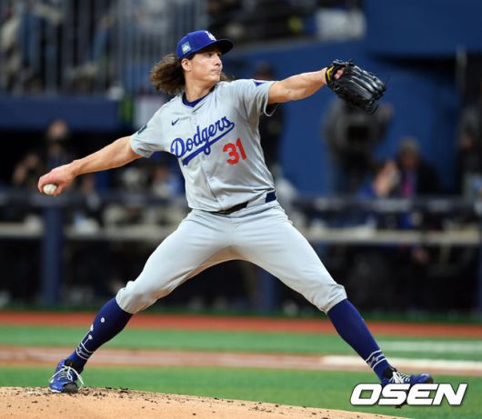 [OSEN=고척돔, 지형준 기자] 20일 오후 서울 고척스카이돔에서‘MLB 월드투어 서울 시리즈’LA 다저스와 샌디에이고 파드리스의 경기가 열렸다. 1회말 무사에서 LA 다저스 타일러 글라스노우가 역투하고 있다. 2024.03.20 /jpnews@osen.co.kr