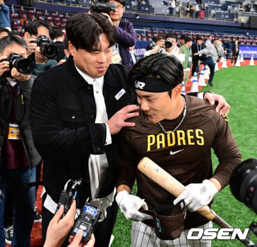 [OSEN=고척돔, 지형준 기자] 20일 오후 서울 고척스카이돔에서‘MLB 월드투어 서울 시리즈’LA 다저스와 샌디에이고 파드리스의 경기가 열렸다. 다저스에서 활약한 한화 류현진이 샌디에이고 김하성과 인사를 나누고 있다. 2024.03.20 /jpnews@osen.co.kr