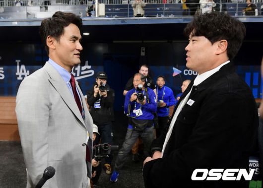 [OSEN=고척돔, 지형준 기자] 20일 오후 서울 고척스카이돔에서‘MLB 월드투어 서울 시리즈’LA 다저스와 샌디에이고 파드리스의 경기가 열렸다. 박찬호와 한화 류현진이 인사를 나누고 있다. 2024.03.20 /jpnews@osen.co.kr