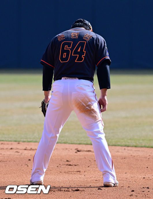 [OSEN=지형준 기자]] 23일 오후 서울 잠실야구장에서 ‘2024 신한 SOL Bank KBO리그’ LG 트윈스와 한화 이글스의 공식 개막전 경기가 열렸다.4회말 2사 1루에서 한화 문현빈이 LG 신민재의 2루땅볼에 실책을 범하며 아쉬워하고 있다. 2024.03.23 /jpnews@osen.co.kr