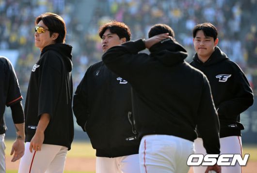 [OSEN=잠실, 지형준 기자] 디펜딩 챔피언 LG 트윈스가 12년 만에 KBO리그에 복귀한 류현진을 무너뜨리고 승리를 거뒀다.LG는 23일 서울 잠실구장에서 열린 2024시즌 KBO리그 개막전에서 한화에 6-2로 승리했다.LG는 시즌 첫 번째 선발 전원 안타를 기록했다.경기를 마치고 한화 이태양, 류현진, 문동주가 패배를 아쉬워하고 있다. 2024.03.23 /jpnews@osen.co.kr