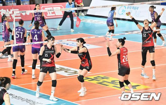 [OSEN=대전, 조은정 기자]정관장이 24일 대전 충무체육관에서 열린 도드람 2023~2024시즌 V리그 여자부 플레이오프 2차전에서 흥국생명에 세트스코어 3대1(25-19. 25-23. 20-25, 25-) 승리를 거뒀다.정관장이 승리를 기뻐하고 있다. 2024.03.24 / cej@osen.co.kr