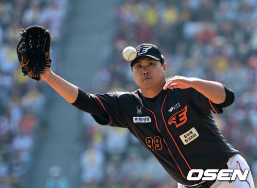 [OSEN=잠실, 지형준 기자] LG는 23일 서울 잠실구장에서 열린 2024시즌 KBO리그 개막전에서 한화에 8-2로 승리했다.1회말 무사에서 한화 류현진이 LG 박해민 유격수 땅볼 타구에 몸을 날리고 있다. 2024.03.23 /jpnews@osen.co.kr