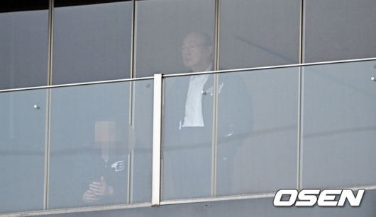 [OSEN=대전, 박준형 기자] 29일 오후 대전한화생명이글스파크에서 ‘2024 신한 SOL BANK KBO리그’ 한화 이글스와 KT 위즈의 경기가 진행됐다.경기 앞서 한화 김승연 회장이 식전 행사를 바라보고 있다. 2024.03.29 / soul1014@osen.co.kr