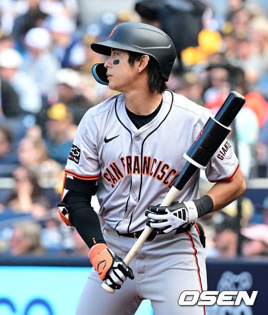 [OSEN=펫코파크(샌디에이고 미국 캘리포니아주), 지형준 기자] 샌디에이고 파드리스가 김하성(29)의 맹활약에 힘입어 샌프란시스코 자이언츠와의 4연전을 2승 2패로 마무리했다. 김하성은 시즌 첫 홈런을 터뜨렸고 이정후(26)는 3출루에 성공했다.샌디에이고는 1일(한국시간) 미국 캘리포니아주 샌디에이고 펫코 파크에서 열린 2024시즌 메이저리그 샌프란시스코와의 경기에서 13-4로 승리했다.김하성은 4타수 3안타 1홈런 3타점 2득점 1볼넷으로 활약했다. 시즌 첫 홈런을 터뜨리며 시즌 성적을 6경기 타율 2할7푼3리(22타수 6안타) 1홈런 4타점 4득점 2도루 OPS .825로 끌어올렸다.샌프란시스코 이정후는 2타수 무안타 3볼넷을 기록했다. 메이저리그 데뷔 후 처음으로 볼넷을 골라냈고 첫 3출루 경기를 했다. 시즌 성적은 4경기 타율 2할8푼6리(14타수 4안타) 1홈런 4타점 1득점 OPS .868을 기록했다.8회초 샌프란시스코 이정후가 대기 타석에서 투구를 지켜보고 있다. 2024.04.01 /jpnews@osen.co.kr