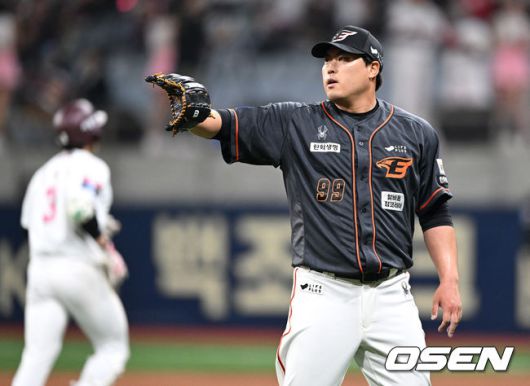 [OSEN=고척, 이대선 기자] 5일 오후 서울 고척스카이돔에서 2024 신한 SOL Bank KBO리그 키움 히어로즈와 한화 이글스의 경기가 열렸다.키움은 하영민, 한화는 류현진을 5일 선발 투수로 내세운다.4회말 1사에서 한화 류현진이 키움 김혜성을 외야플라이로 처리하고 있다. 2024.04.05 /sunday@osen.co.kr