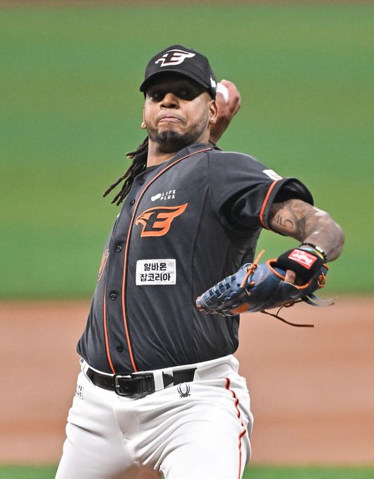 [OSEN=고척, 박준형 기자]  6일 서울 고척스카이돔에서 ‘2024 신한 SOL BANK KBO리그’ 키움 히어로즈와 한화 이글스의 경기가 진행됐다.이날 키움은 헤이수스(1승 1패)를, 한화는 페냐(2승)를 선발투수로 내세웠다.1회말 한화 선발투수 페냐가 역투하고 있다.  2024.04.06 / soul1014@osen.co.kr