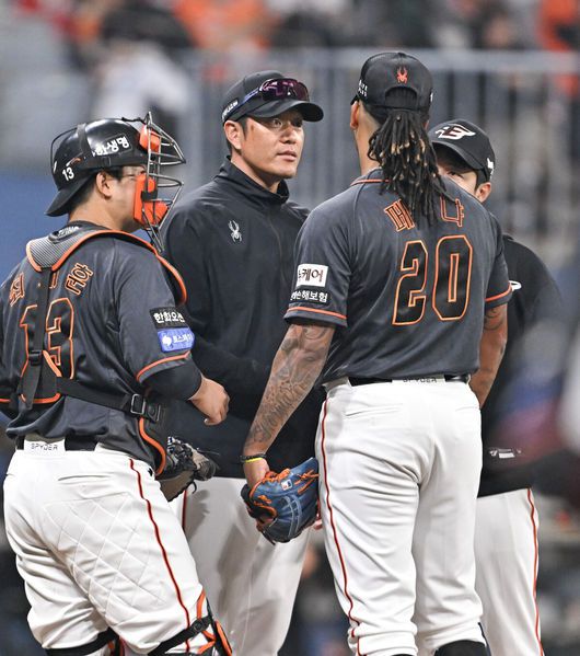 [OSEN=고척, 박준형 기자]  6일 서울 고척스카이돔에서 ‘2024 신한 SOL BANK KBO리그’ 키움 히어로즈와 한화 이글스의 경기가 진행됐다.이날 키움은 헤이수스(1승 1패)를, 한화는 페냐(2승)를 선발투수로 내세웠다.3회말 1사 만루 위기에서 한화 박승민 투수 코치가 마운드에 올라 페냐와 이야기를 나누고 있다. 2024.04.06 / soul1014@osen.co.kr