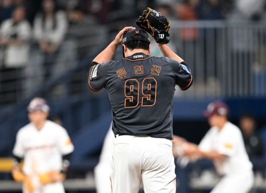 [OSEN=고척, 이대선 기자] 5일 오후 서울 고척스카이돔에서 2024 신한 SOL Bank KBO리그 키움 히어로즈와 한화 이글스의 경기가 열렸다. 5회말 한화 류현진이 계속되는 실점에 아쉬운 표정을 짓고 있다. 2024.04.05 /sunday@osen.co.kr