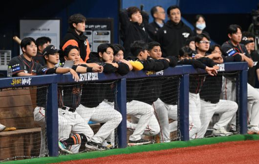 [OSEN=고척, 이대선 기자] 키움은5일 서울 고척스카이돔에서 열린 2024 KBO리그 한화와 경기에서 11-7로 역전승을 거뒀다.키움은 5회 16명의 타자가 들어서 9안타 10득점 빅이닝을 폭발시켰다. 팀 역대 최다 연속 타자 안타 타이 기록(8타자)을 세웠다.9회초 한화 선수들이 더그아웃에서 경기를 바라보고 있다. 2024.04.05 /sunday@osen.co.kr