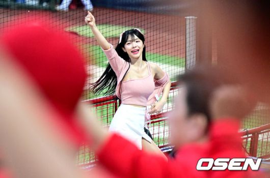 [OSEN=타이베이(대만), 최규한 기자]웨이취안 치어리더 이다혜가 팬들과 함께 응원을 펼치고 있다. 2024.04.05 / dreamer@osen.co.kr