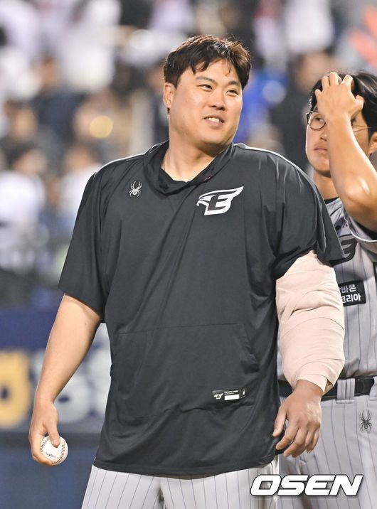 [OSEN=잠실, 박준형 기자] 프로야구 한화 이글스가 '170억 에이스' 류현진의 아트피칭을 앞세워 5연패 늪에서 탈출했다. 3전4기 끝 복귀 승을 챙긴 류현진은 4216일 만에 개인 통산 99번째 승리를 신고했다.한화 이글스는 11일 서울 잠실구장에서 열린 2024 신한 SOL뱅크 KBO리그 두산 베어스와의 시즌 3차전에서 3-0으로 승리했다.경기종료 후 시즌 첫승 거둔 류현진이 동료들의 축하에 미소 짓고 있다.  2024.04.11 / soul1014@osen.co.kr