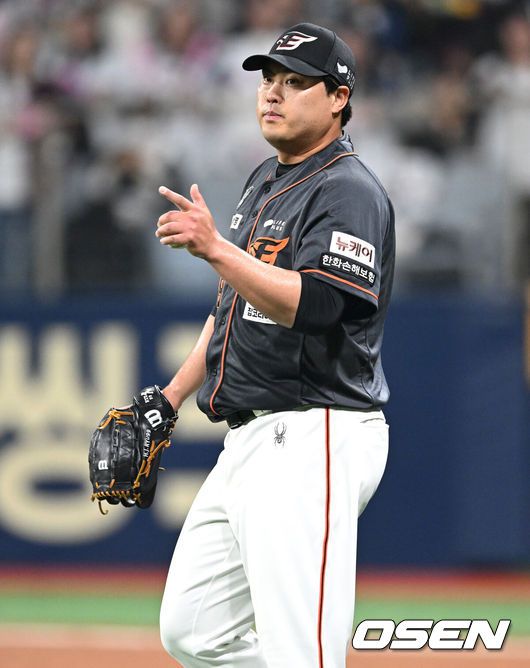 [OSEN=고척, 이대선 기자] 프로야구 키움 히어로즈가 한화 이글스 류현진을 난타하며 5연승을 이어갔다.키움은5일 서울 고척스카이돔에서 열린 2024 KBO리그 한화와 경기에서 11-7로 역전승을 거뒀다.키움은 5회 16명의 타자가 들어서 9안타 10득점 빅이닝을 폭발시켰다. 팀 역대 최다 연속 타자 안타 타이 기록(8타자)을 세웠다.키움 선발 하영민은 5이닝 동안 6피안타 3볼넷 2탈삼진 4실점으로 2승째를 기록했다.5회말 한화 류현진이 동료들에게 사인을 보내고 있다. 2024.04.05 /