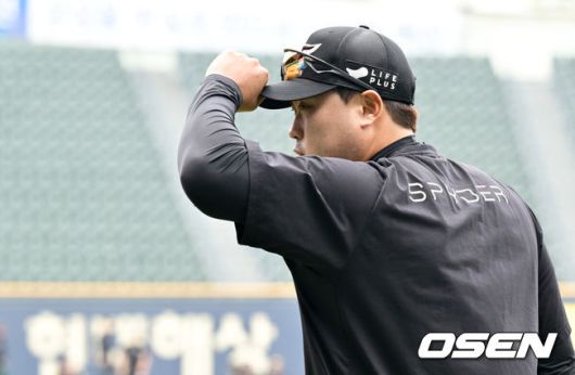 [OSEN=잠실, 조은정 기자] 10일 오후 서울 잠실구장에서 ‘2024 신한 SOL BANK KBO리그’ 두산 베어스와 한화 이글스의 경기가 열린다.4연패 수렁에 빠진 한화는 시즌 8승 6패 공동 5위, 2연패를 끊어낸 두산은 6승 9패 7위다. 두 팀의 승차는 2.5경기.이날 한화는 문동주를 두산은 알칸타라가 선발로 마운드에 오른다.한화 류현진이 훈련을 위해 그라운드에 나서고 있다. 2024.04.10 /cej@osen.co.kr