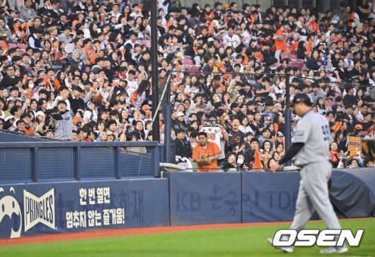 [OSEN=잠실, 박준형 기자] 11일 오후 서울 잠실구장에서 열린 ‘2024 신한 SOL BANK KBO리그’ 두산 베어스와 한화 이글스의 경기가 진행됐다.이날 두산은 브랜든을, 한화는 류현진을 선발투수로 내세웠다. 1회말 이닝종료후 한화 선발투수 류현진의 호투에 환호하는 한화 팬들.. 2024.04.11 /