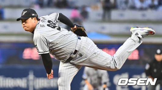 [OSEN=창원, 이석우 기자] 17일 창원 NC파크에서 2024 신한 SOL 뱅크 KBO 리그 NC 다이노스와 한화 이글스의 경기가 열렸다. 2연패에 빠진 NC는 토종 에이스 신민혁이 마운드에 오르고 한화는 전날 3연패를 탈출하며 류현진에 쏠린 부담을 덜었고 류현진은 첫 번째 도전 만에 100승까지 달성할 수 있을지 주목된다.한화 이글스 선발투수 류현진이 역투하고 있다. 2024.04.17 / foto0307@osen.co.kr