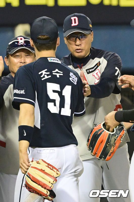 [OSEN=잠실, 김성락 기자] 프로야구 두산 베어스가 LG 트윈스를 꺾고 승리했다.두산은3일 서울 잠실구장에서 열린 2024 KBO리그LG와의 경기에서 6-4로 승리했다. 양의지가 결승타를 때렸다. 경기 종료 후 두산 이승엽 감독이 조수행과 기쁨을 나누고 있다.  2024.05.03 / ksl0919@osen.co.kr