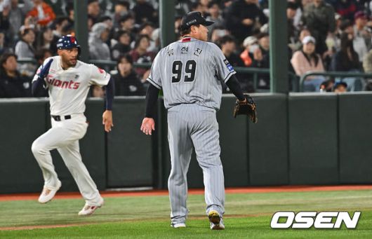 [OSEN=부산, 이석우 기자]한화 이글스 류현진이 5회말 2사 1루 롯데 자이언츠 전준우에게 우중간 1타점 3루타를 맞고 베이스 커버를 들어가며 타구를 바라보고 있다. 2024.05.08 / foto0307@osen.co.kr