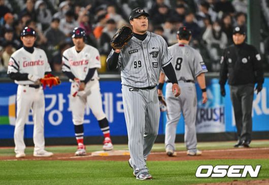 [OSEN=부산, 이석우 기자] 한화 이글스 류현진이 5회말 2사 1루 롯데 자이언츠 전준우에게 우중간 1타점 3루타를 맞고 아쉬워하고 있다. 2024.05.08 / foto0307@osen.co.kr