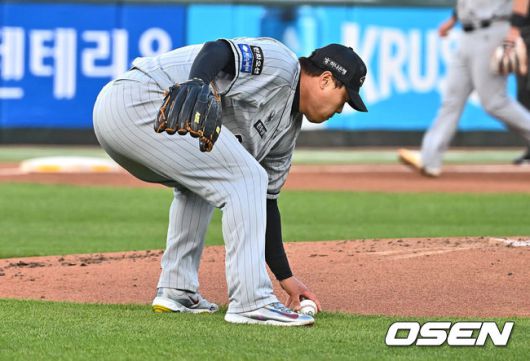 [OSEN=부산, 이석우 기자] 한화 이글스 선발 투수 류현진이 1회말 무사 1,2루 롯데 자이언츠 레이예스의 투수 앞 땅볼을 잡고 있다. 2024.05.08 / foto0307@osen.co.kr