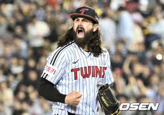 [OSEN=잠실, 조은정 기자]18일 오후 서울 잠실야구장에서 ‘2024 신한 SOL Bank KBO리그’ LG 트윈스와 롯데 자이언츠의 경기가 열렸다.홈팀 LG 선발 투수는 켈리다. 올 시즌 4경기에서 1승 1패 평균자책점 2.88을 기록하고 있다. 원정팀 롯데는 선발 투수 박세웅이 나선다. 올 시즌 4경기에서 1승 2패 평균자책점 6.52를 기록하고 있다5회초 2사 2,3루에서 LG 켈리가 롯데 레이예스를 삼진으로 처리한 뒤 포효하고 있다. 2024.04.18 /cej@osen.co.kr