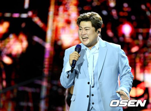 [OSEN=고양, 최규한 기자]가수 김호중이 무대를 펼치고 있다. 2022.08.30 / dreamer@osen.co.kr