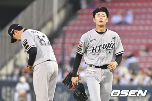 [OSEN=잠실, 박준형 기자] 29일 오후 서울 잠실구장에서 ‘2024 신한 SOL BANK KBO리그’ 두산 베어스와 KT 위즈의 경기가 진행된다.이날 두산은 최준호를 KT는 원상현을 선발투수로 내세웠다.4회말 무사 만루 KT 선발투수 원상현이 교체되고 있다. 2024.05.29 /