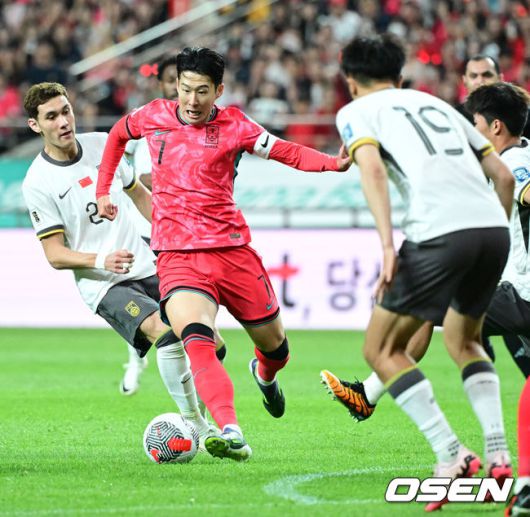 [OSEN=서울월드컵경기장, 지형준 기자] 11일 오후 서울월드컵경기장에서2026 국제축구연맹(FIFA) 북중미 월드컵 아시아 2차 예선 C조 6차전 대한민국과 중국의 경기가 열렸다.대한민국(4승 1무, 승점 13)은 지난 6일 싱가포르와 5차전에서 7-0 대승을 거두며 이날 중국과 최종전 결과와 상관없이 3차 예선행을 확정했다. 하지만 ‘톱 시드’를 유지하기 위해선 중국전 승리가 필요하다.전반 대한민국 손흥민이 중국 압두웨리 수비를 피해 드리블을 하고 있다. 2024.06.11 / jpnews@osen.co.kr