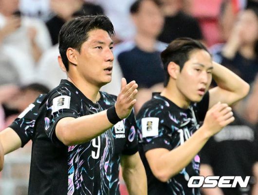 [OSEN=칼랑(싱가포르), 조은정 기자]김도훈 임시감독이 이끄는 대한민국과 싱가포르의 2026 FIFA북중미 월드컵 아시아 2차 예선 C조 5차전이 6일(한국시간) 오후 9시 싱가포르 칼랑에 위치한 싱가포르 더 내셔널 스타디움에서 열렸다.각 조 12위에 3차 예선 진출 자격이 주어지는 가운데 한국은 싱가포르와 5차전에서 비기기만 해도 11일 중국과 6차전 경기 결과와 상관없이 3차 예선행을확정한다. 심지어5차전에서 한국이 패해도태국이 승점을 챙기지 못한다면3차 예선으로 향할 수 있다.전반 대한민국 주민규가 팀의 두 번째 골을 성공시키고 동료들과 환호하고 있다. 2024.06.06 /cej@osen.co.kr